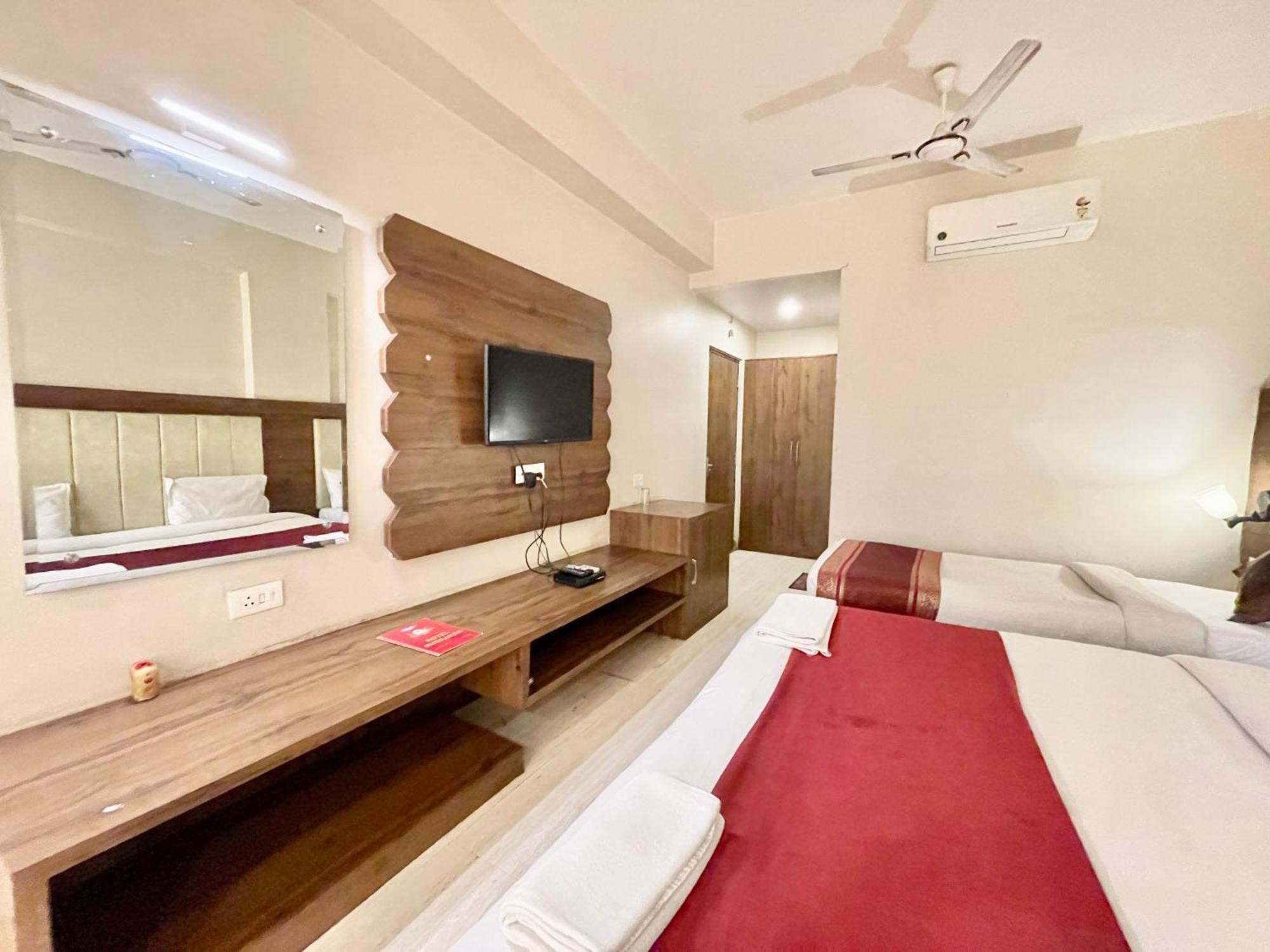 Hotel Rudraksh ! Varanasi !Fully-Air-Conditioned Hotel At Prime Location With Parking Availability, Near Kashi Vishwanath Temple, And Ganga Ghat 2 外观 照片