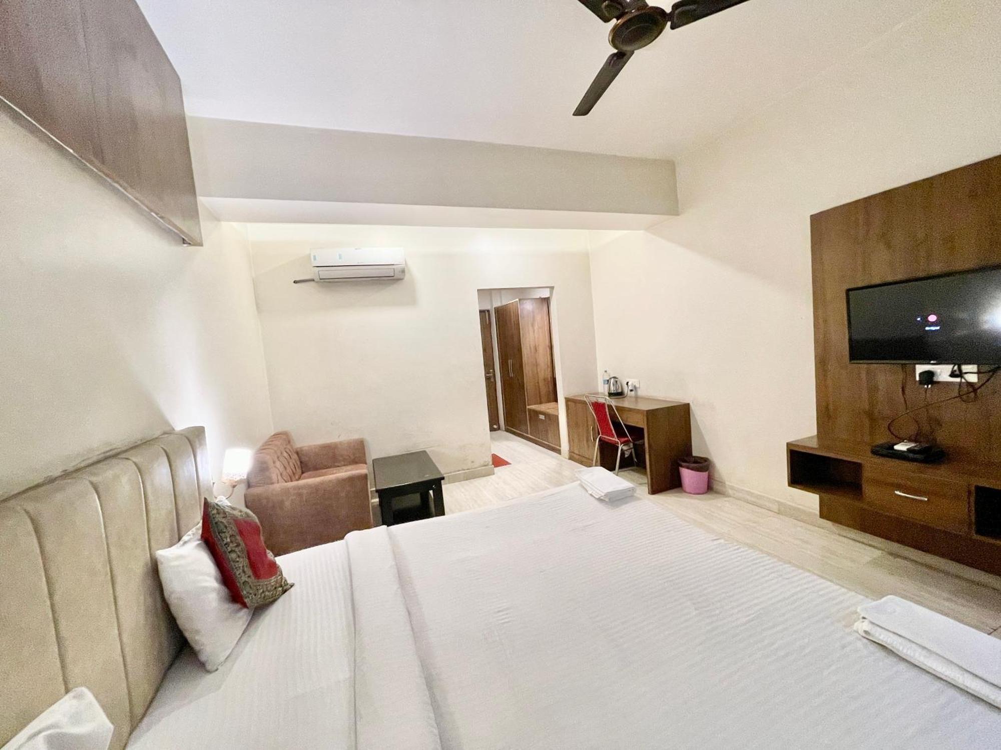Hotel Rudraksh ! Varanasi !Fully-Air-Conditioned Hotel At Prime Location With Parking Availability, Near Kashi Vishwanath Temple, And Ganga Ghat 2 外观 照片