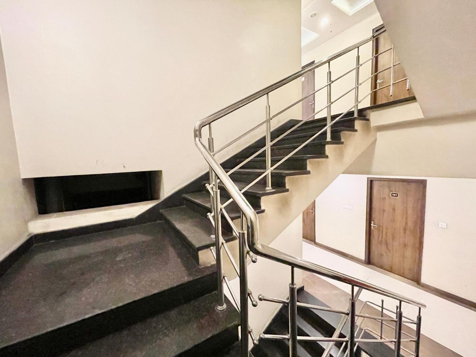 Hotel Rudraksh ! Varanasi !Fully-Air-Conditioned Hotel At Prime Location With Parking Availability, Near Kashi Vishwanath Temple, And Ganga Ghat 2 外观 照片