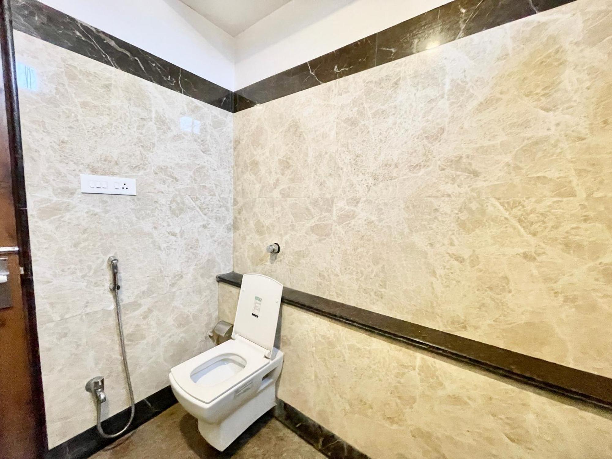 Hotel Rudraksh ! Varanasi !Fully-Air-Conditioned Hotel At Prime Location With Parking Availability, Near Kashi Vishwanath Temple, And Ganga Ghat 2 外观 照片