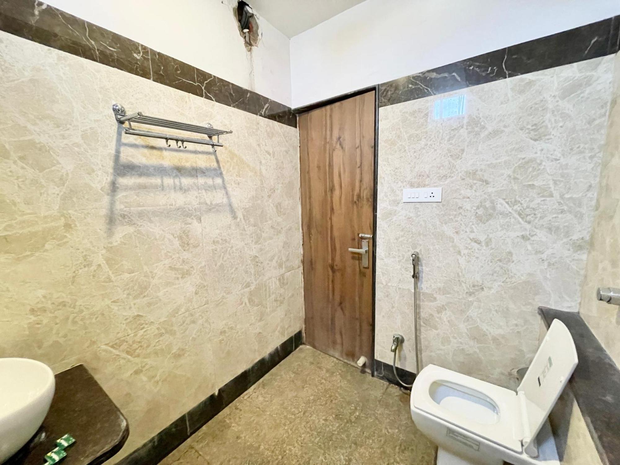 Hotel Rudraksh ! Varanasi !Fully-Air-Conditioned Hotel At Prime Location With Parking Availability, Near Kashi Vishwanath Temple, And Ganga Ghat 2 外观 照片